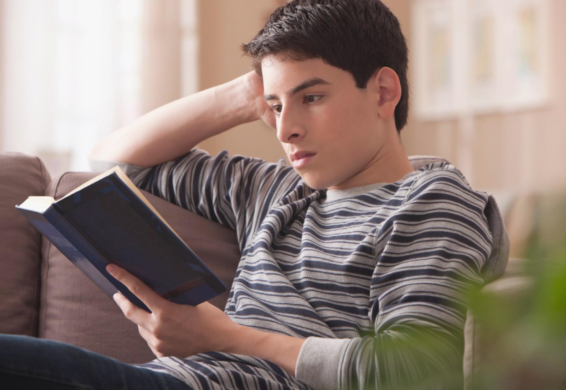 Person plant Haushaltsbudget mit Notizbuch und Taschenrechner