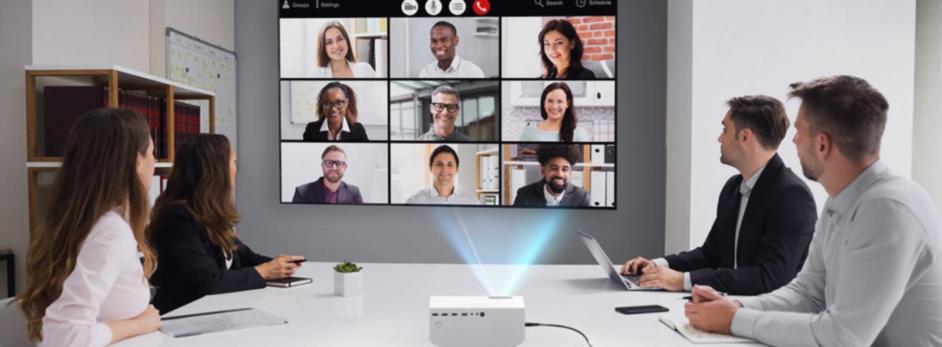 Person bei der Budgetplanung mit Unterlagen und Taschenrechner